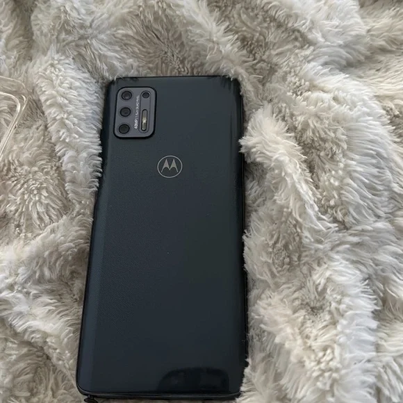 It’s blue and there’s absolutely no scratches . It’s still looks brand new .